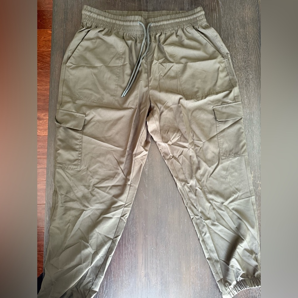 ⚠️ NO STAINS! It’s Like new. Old Navy active tech joggers. Khaki/tan color
